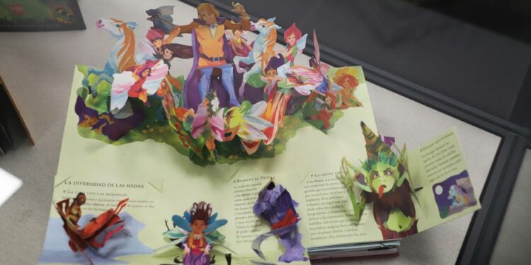 La exposición de más de 60 cuentos troquelados inicia las actividades de la Semana del Libro