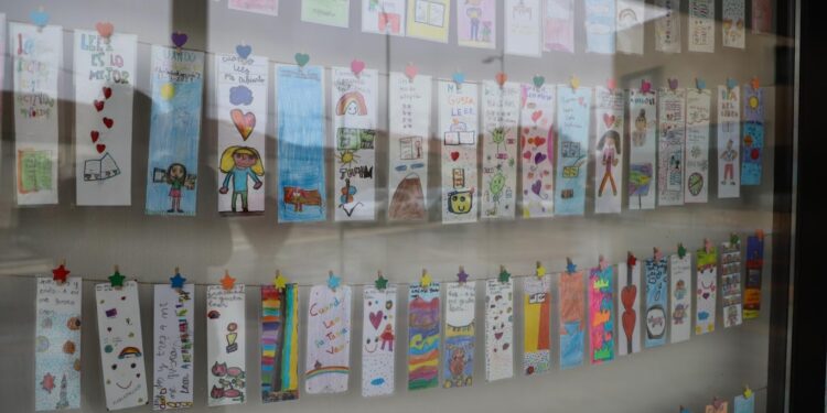 Los escolares protagonizan el Día del Libro con sus animados dibujos y coloridos marcapáginas