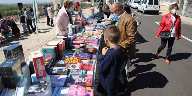 Exposiciones, talleres y música llenan la Feria del Libro junto al monumento a Fray Luis