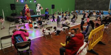 Las familias disfrutan del día de fiesta entre animales exóticos y personajes Disney