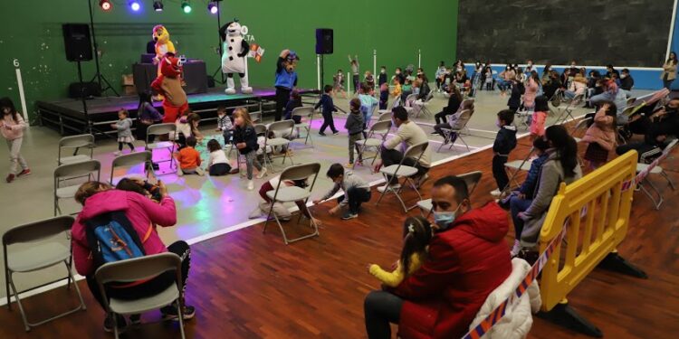 Las familias disfrutan del día de fiesta entre animales exóticos y personajes Disney