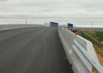 Adif eliminará  los pasos a nivel de la vía en Gomecello