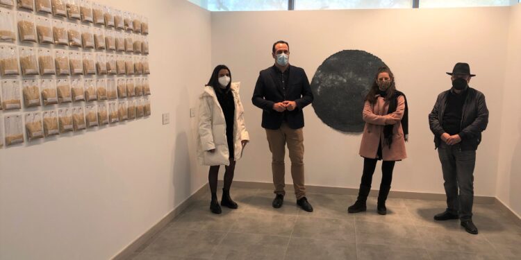 La artista Mónica Jorquera abre el ciclo fijo de exposiciones en la nueva sala Miguel Delibes del Centro de Interpretación de la Isla del Soto