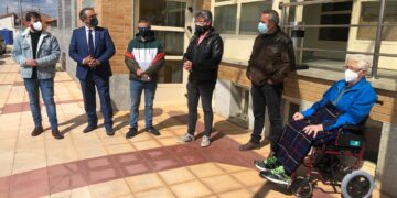 Joaquín Grimaldo recibe emocionado el homenaje de sus vecinos por su lucha por el fútbol en la localidad