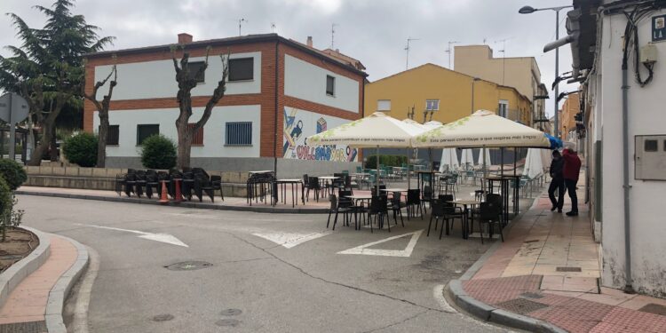 Los vecinos de las calles Caseta y Santa Ana reclaman el acceso para llegar a sus viviendas limitado por el excesivo espacio que ocupan las terrazas