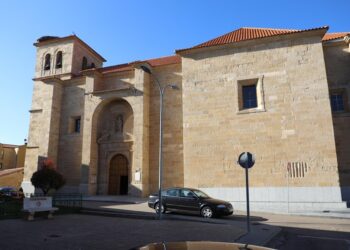 El Consistorio renovará la pintura del techo para acondicionar el interior de la iglesia