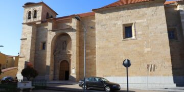 El Consistorio renovará la pintura del techo para acondicionar el interior de la iglesia