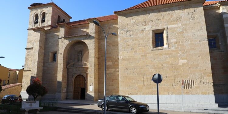 El Consistorio renovará la pintura del techo para acondicionar el interior de la iglesia