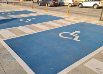 Los vecinos con movilidad reducida de la provincia, exentos de la tasa por estacionar en las plazas de aparcamiento de la ORA en Salamanca