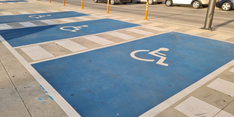Los vecinos con movilidad reducida de la provincia, exentos de la tasa por estacionar en las plazas de aparcamiento de la ORA en Salamanca