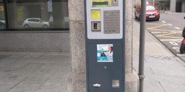 El PSOE exige la supresión del 10% de recargo por pagar la ORA desde el teléfono móvil