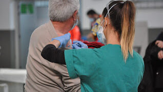 Voluntarios del club rotario acompañarán a vacunarse a los mayores que lo necesiten