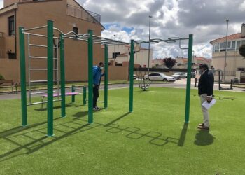Los jóvenes ya pueden disfrutar del deporte al aire libre con los primeros equipos de calistenia