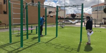 Los jóvenes ya pueden disfrutar del deporte al aire libre con los primeros equipos de calistenia