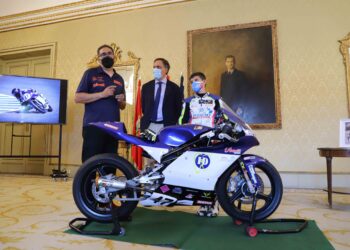 El alcalde recibe a Sergio Verdugo, talento salmantino del motociclismo