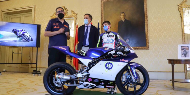 El alcalde recibe a Sergio Verdugo, talento salmantino del motociclismo