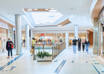 Los establecimientos del Centro Comercial El Tormes recuperan su horario habitual