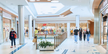 Los establecimientos del Centro Comercial El Tormes recuperan su horario habitual