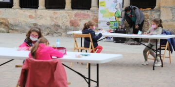 Los niños disfrutan de una jornada de pintura al aire libre para diseñar el cartel de las Fiestas del Señor