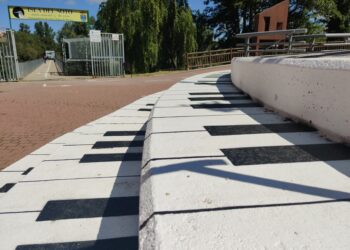 Un teclado gigante recibe a los visitantes que llegan a Santa Marta desde la isla del Soto