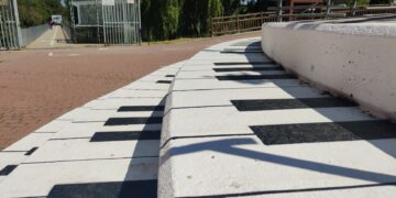 Un teclado gigante recibe a los visitantes que llegan a Santa Marta desde la isla del Soto