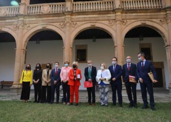 Los sanitarios reciben la Medalla de la Universidad como reconocimiento al duro trabajo realizado para combatir la pandemia