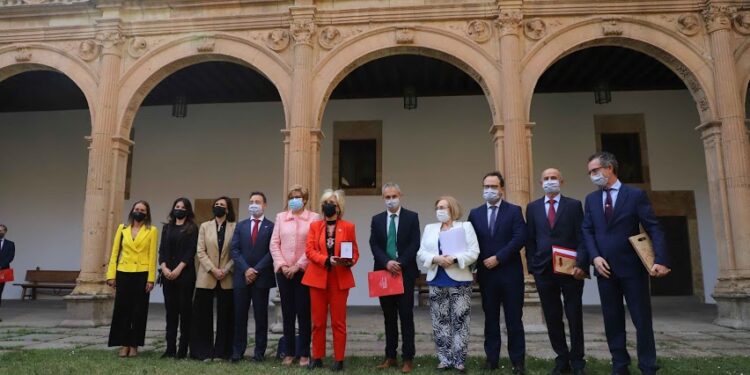 Los sanitarios reciben la Medalla de la Universidad como reconocimiento al duro trabajo realizado para combatir la pandemia