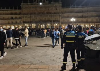 El final del estado de alarma llena de jóvenes la Plaza Mayor de Salamanca