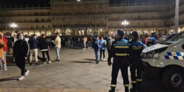 El final del estado de alarma llena de jóvenes la Plaza Mayor de Salamanca