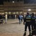 El final del estado de alarma llena de jóvenes la Plaza Mayor de Salamanca
