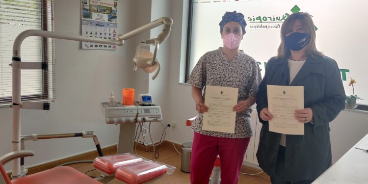 Convenio para facilitar a los mayores de Santa Marta el acceso al servicio podológico