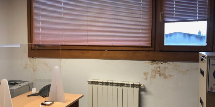 El arreglo de la cubierta solucionará los problemas de filtraciones y goteras en el edificio consistorial