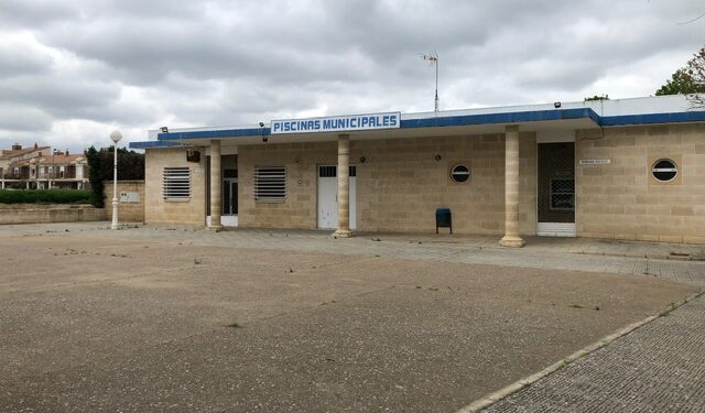 La construcción de las nuevas  instalaciones de las piscinas se retrasa hasta septiembre para no interrumpir la temporada de verano