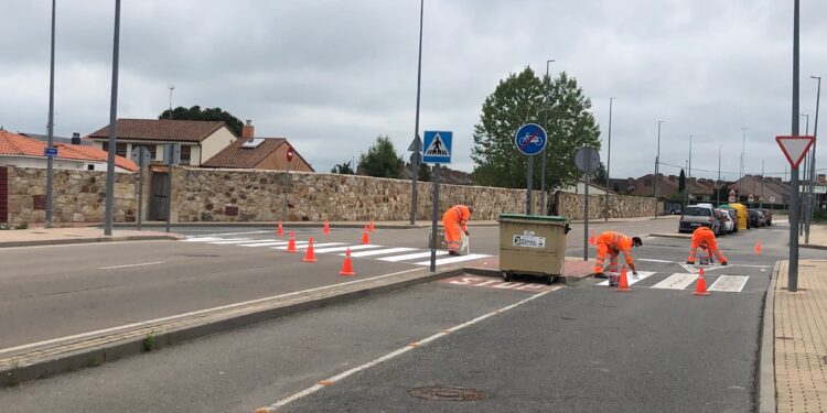El Consistorio invierte 48.000 euros en renovar la señalización viaria para garantizar la seguridad ciudadana