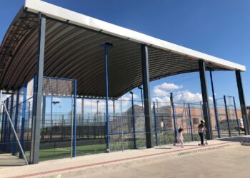 El cerramiento de las pistas de pádel completa las mejoras en las instalaciones deportivas