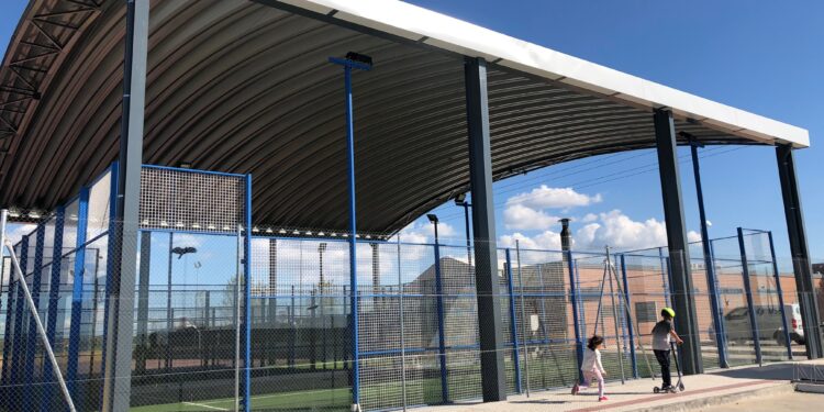 El cerramiento de las pistas de pádel completa las mejoras en las instalaciones deportivas
