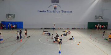El balonmano reúne a 110 niños en el pabellón de Santa Marta