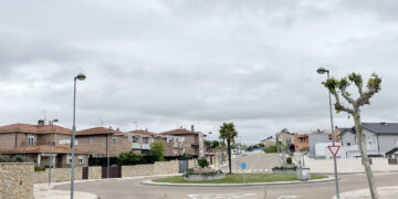 La renovación del alumbrado público a led continuará por la vía principal de acceso al municipio y la urbanización Carpihuelo