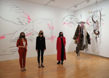 Lorena Amorós expone su obra sobre la falsa naturaleza de la taxidermia en el DA2