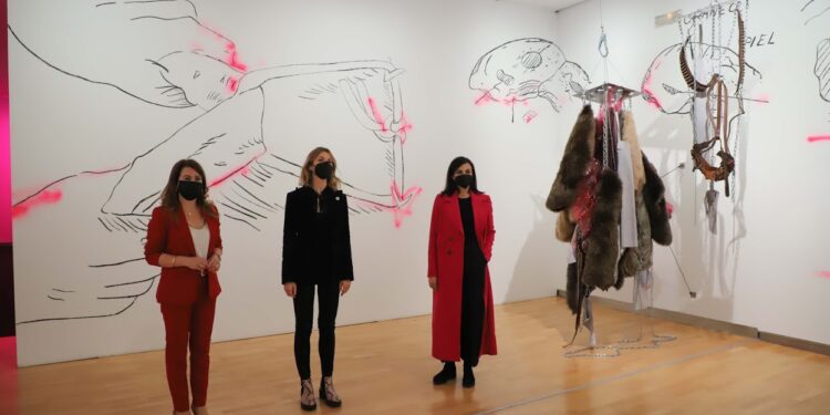 Lorena Amorós expone su obra sobre la falsa naturaleza de la taxidermia en el DA2