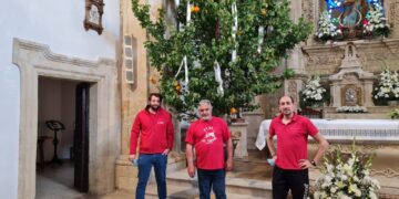 Los Quintos y las peñas mantienen viva la tradición de la ofrenda del ramo a la Virgen en su fiesta