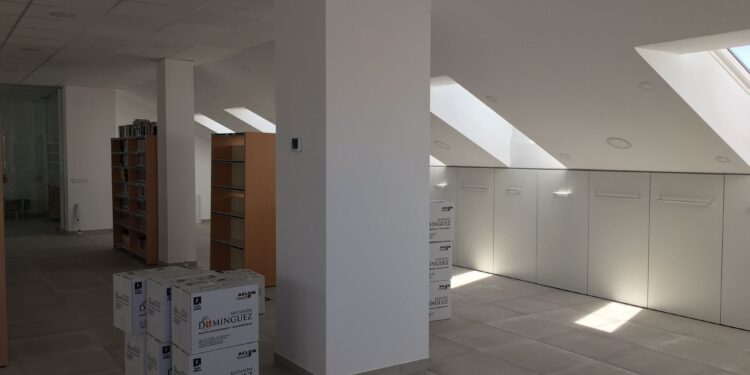 Comienza el traslado de los libros a la nueva biblioteca municipal
