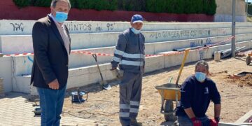 La creación de acerado y adoquinado en la vía central completan la mejora del acceso a las piscinas