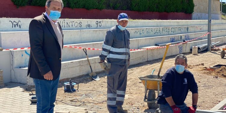 La creación de acerado y adoquinado en la vía central completan la mejora del acceso a las piscinas