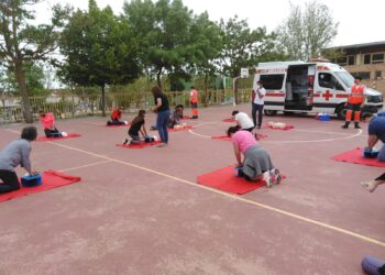 Los vecinos aprenden las maniobras de reanimación y el uso del DESA con Cruz Roja
