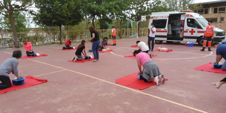 Los vecinos aprenden las maniobras de reanimación y el uso del DESA con Cruz Roja