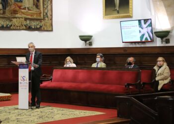 El rector de la Universidad de Salamanca denuncia la situación de agravio comparativo que han sufrido las universidades en las vacunaciones con respecto a otros niveles educativos