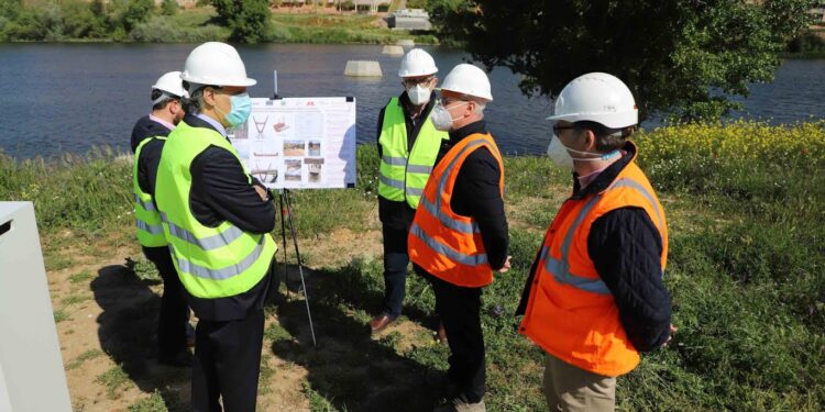 La nueva pasarela peatonal y ciclista que unirá Huerta Otea y los barrios trastormesinos estará terminada en otoño