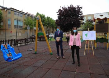Nuevos juegos infantiles y más seguridad para los pequeños en el parque de la calle Nueva de San Bernardo