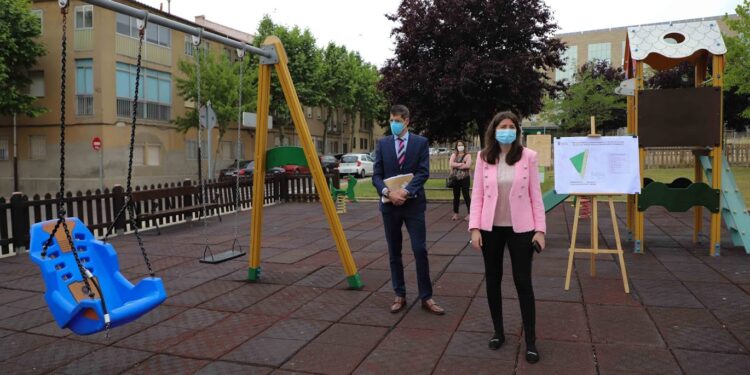 Nuevos juegos infantiles y más seguridad para los pequeños en el parque de la calle Nueva de San Bernardo